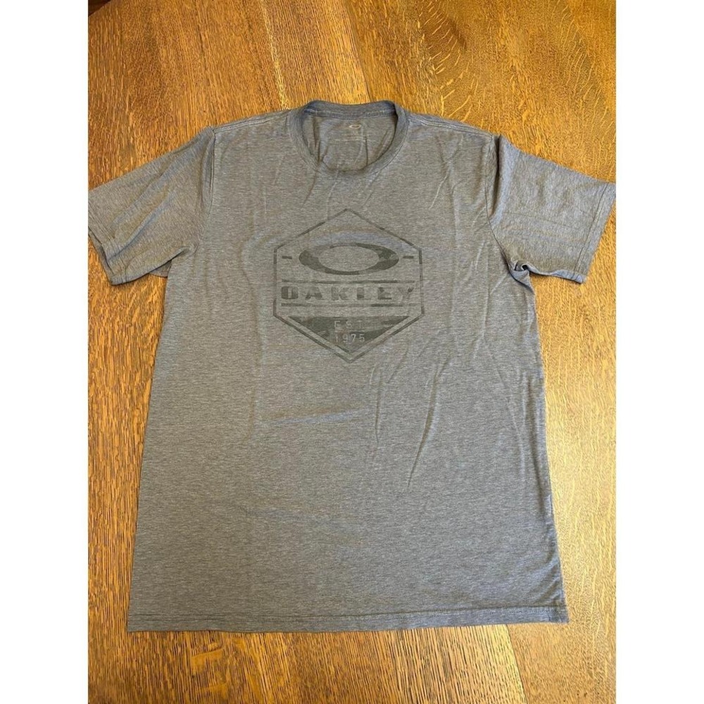 Oakley Men's T-Shirt‎ – Size Large